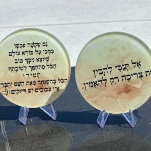 מגוון זכוכיות על מעמד עם הטבעה לפי דרישה