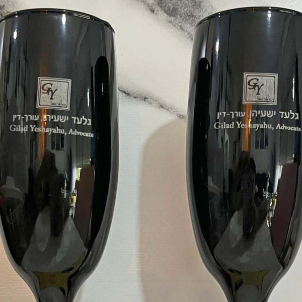 מעמד לבקבוק יין עם 2 גביעים וחריטה אישית